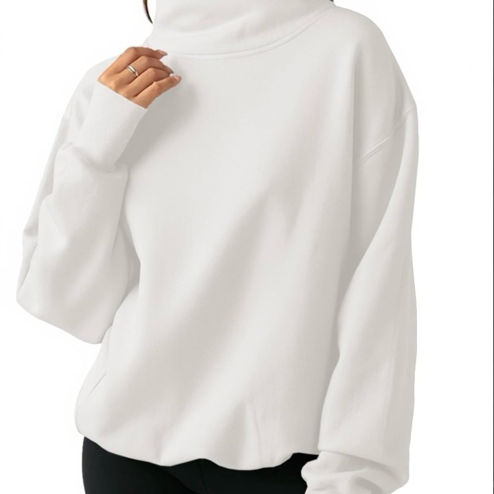 White oversized turtleneck sweatshirt, size L